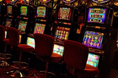 Live dealer dealing cards during a speed baccarat round on pengeluaran qatar
